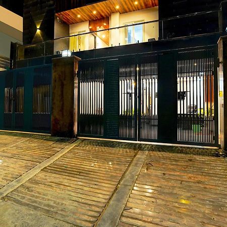 Super Townhouse Sector 104 Noida Hotell Exteriör bild