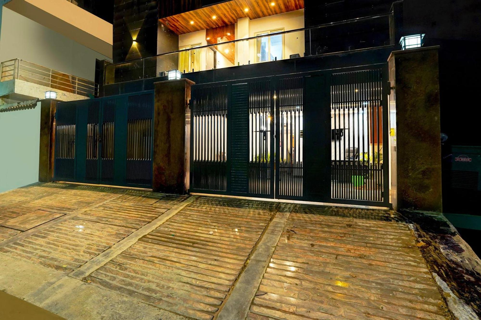 Super Townhouse Sector 104 Noida Hotell Exteriör bild