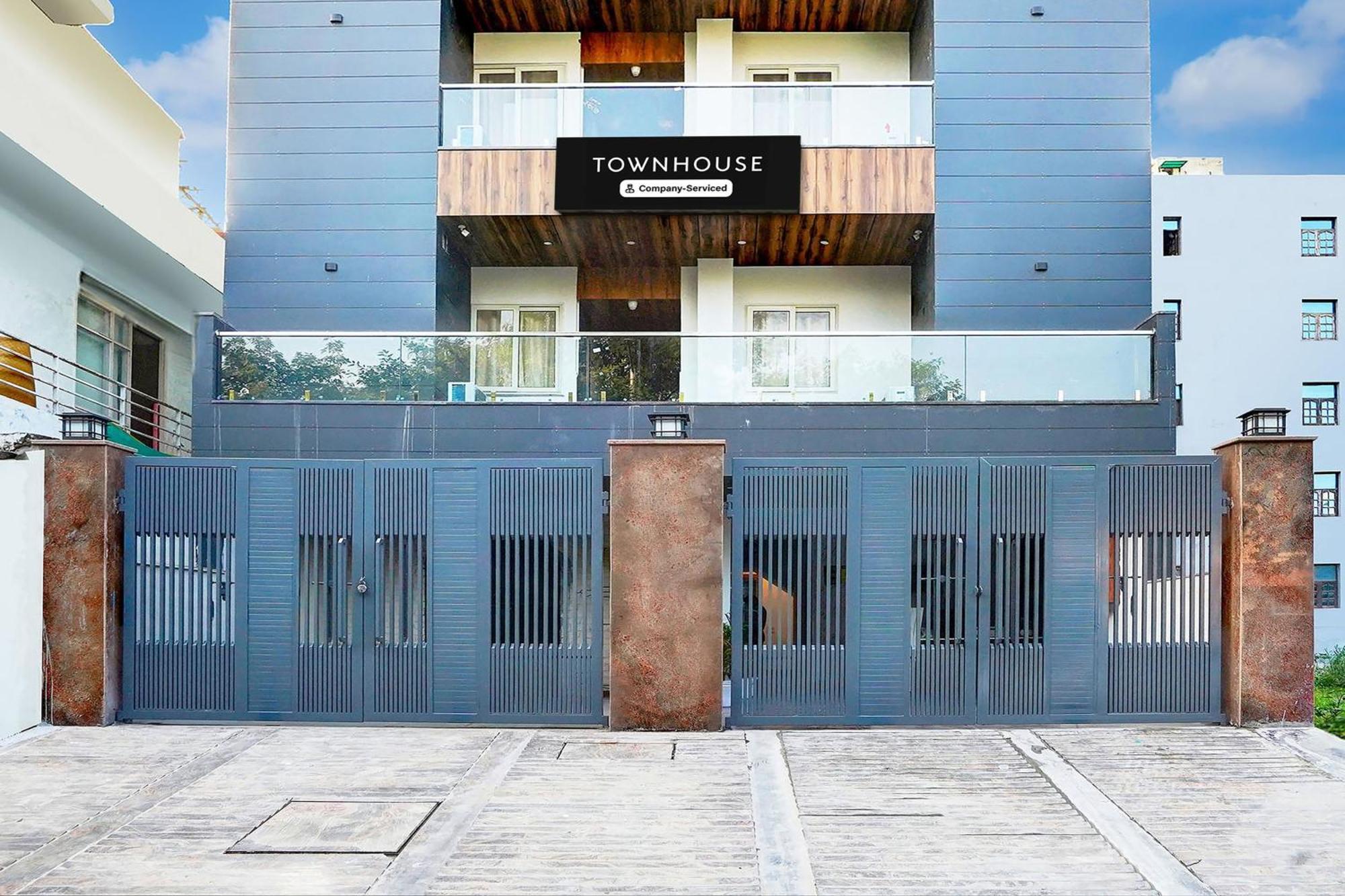 Super Townhouse Sector 104 Noida Hotell Exteriör bild