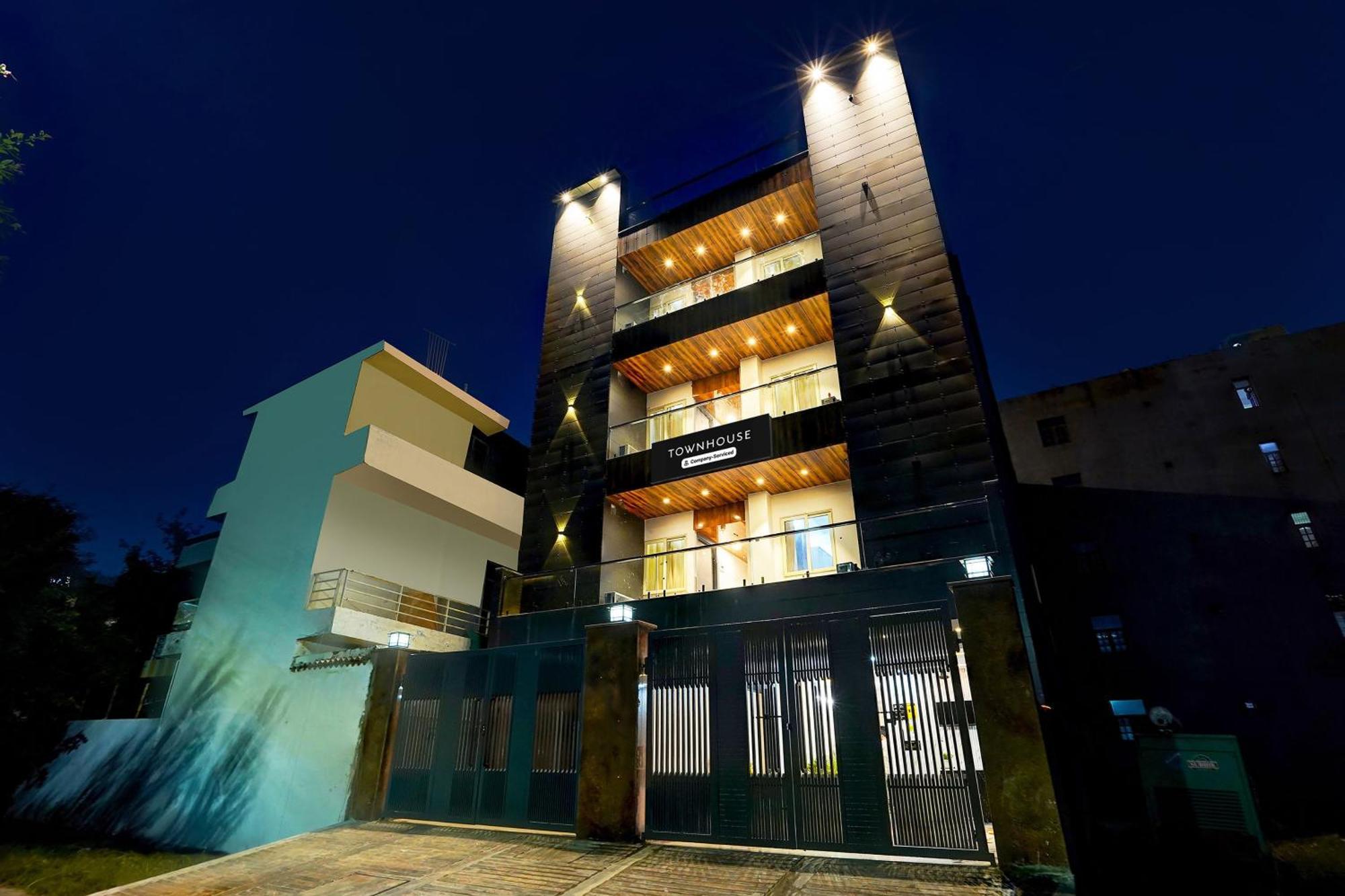 Super Townhouse Sector 104 Noida Hotell Exteriör bild