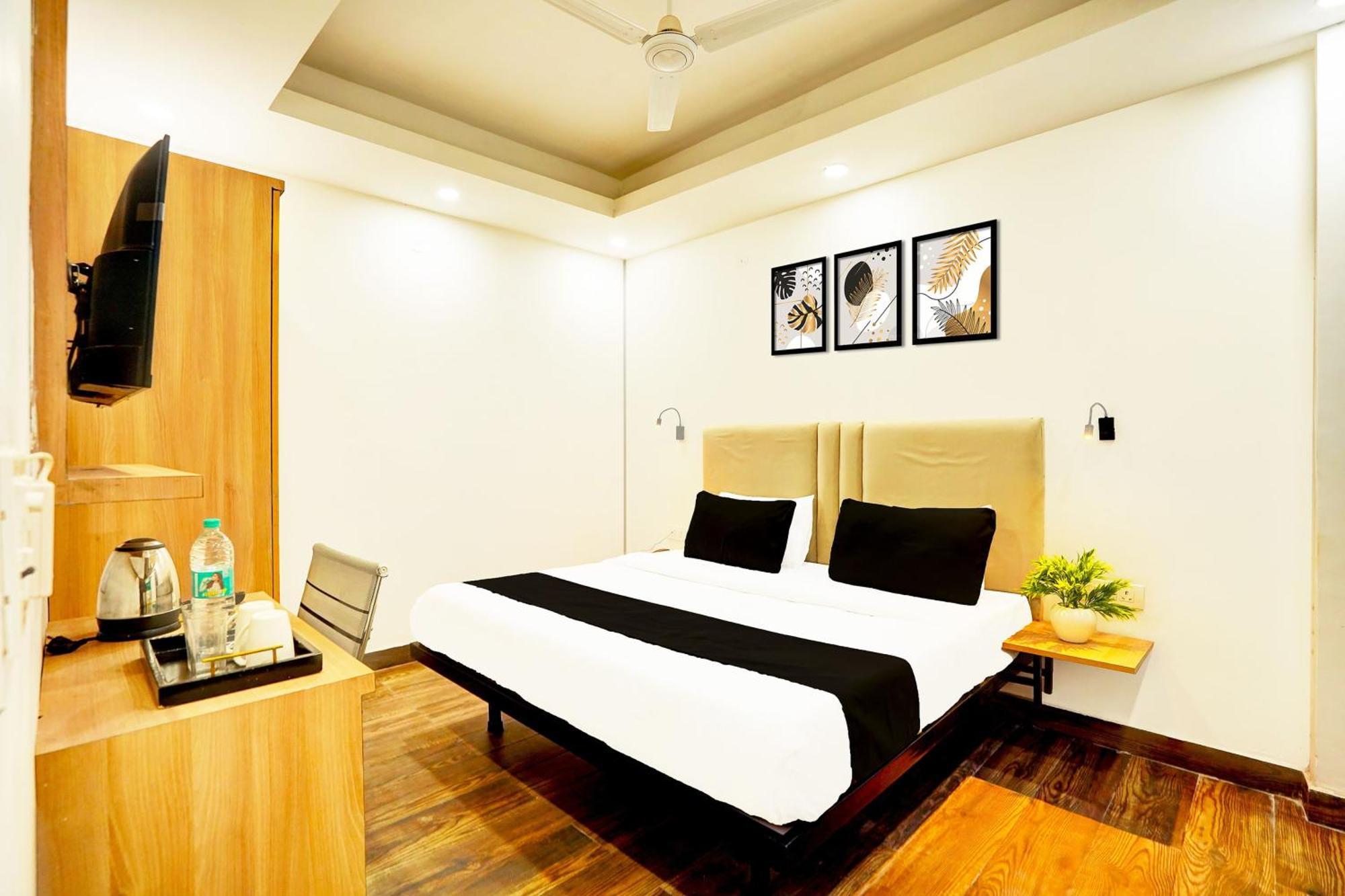Super Townhouse Sector 104 Noida Hotell Exteriör bild