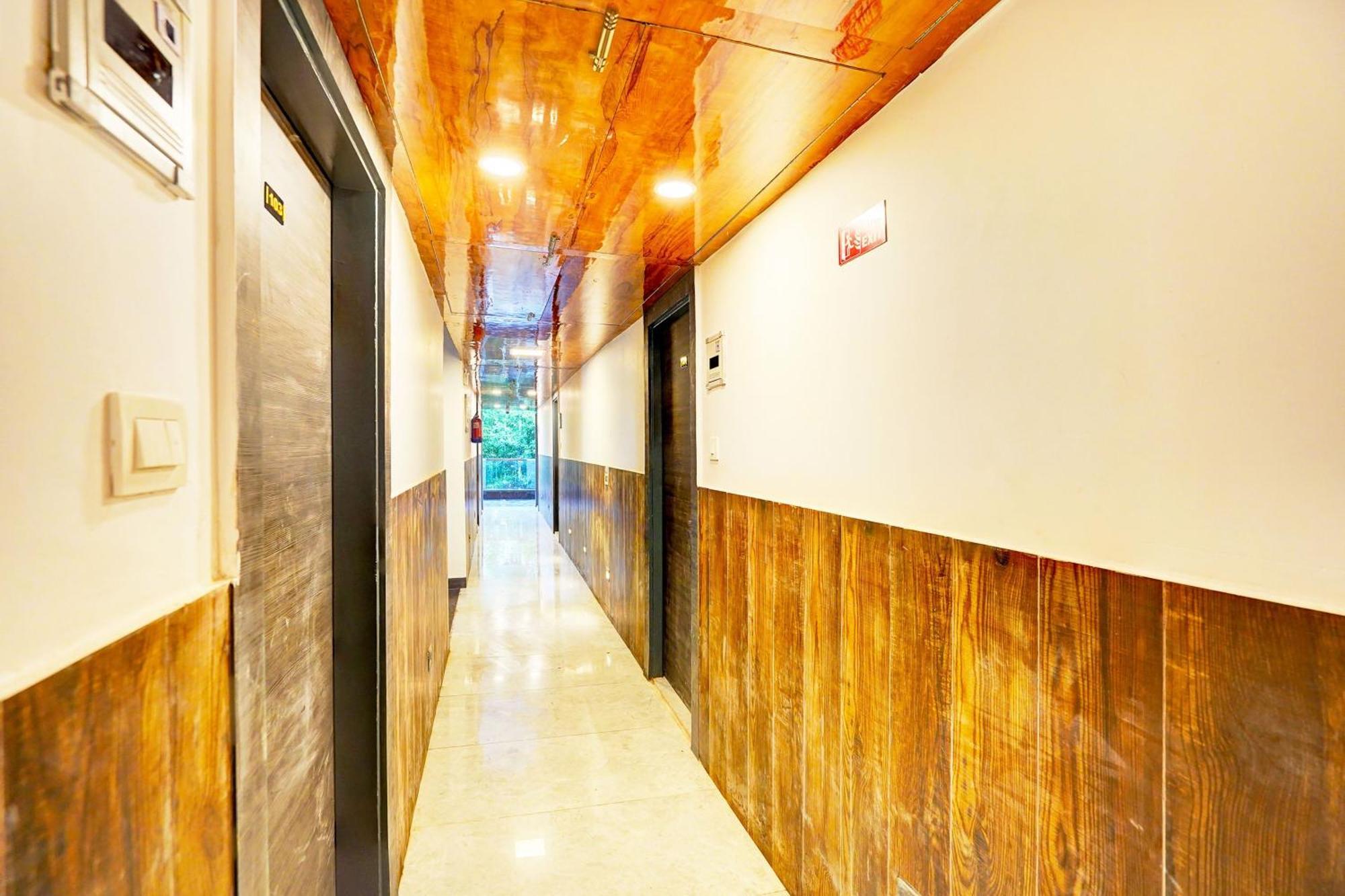Super Townhouse Sector 104 Noida Hotell Exteriör bild