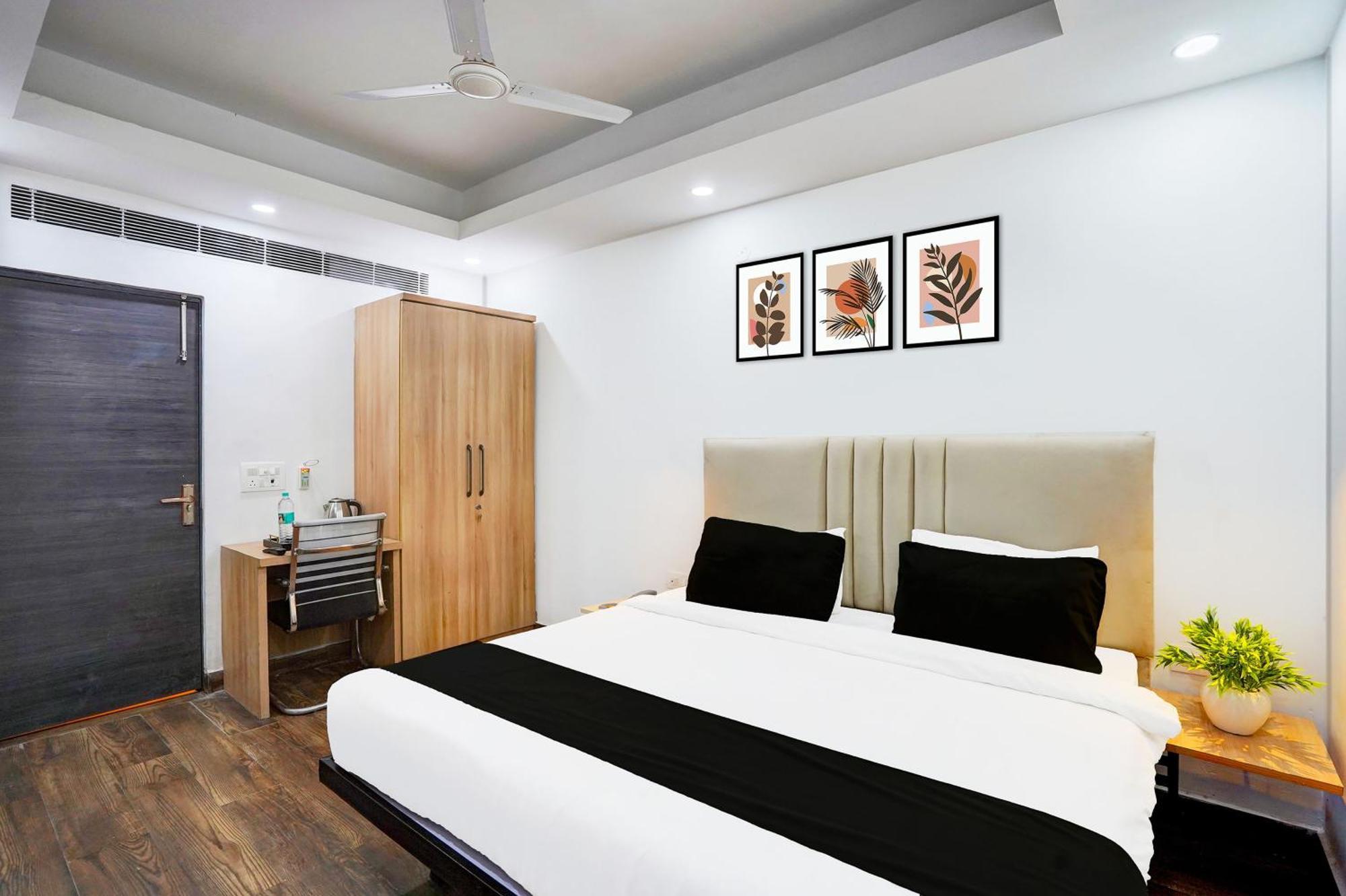 Super Townhouse Sector 104 Noida Hotell Exteriör bild