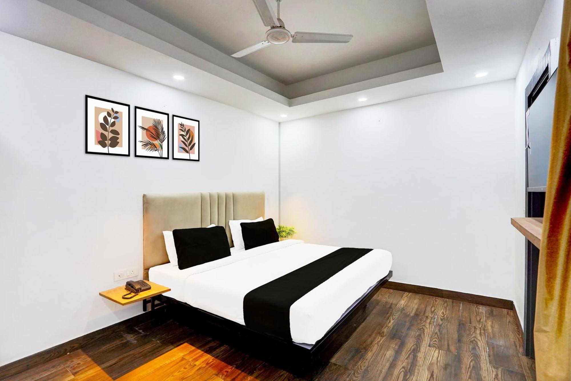 Super Townhouse Sector 104 Noida Hotell Exteriör bild