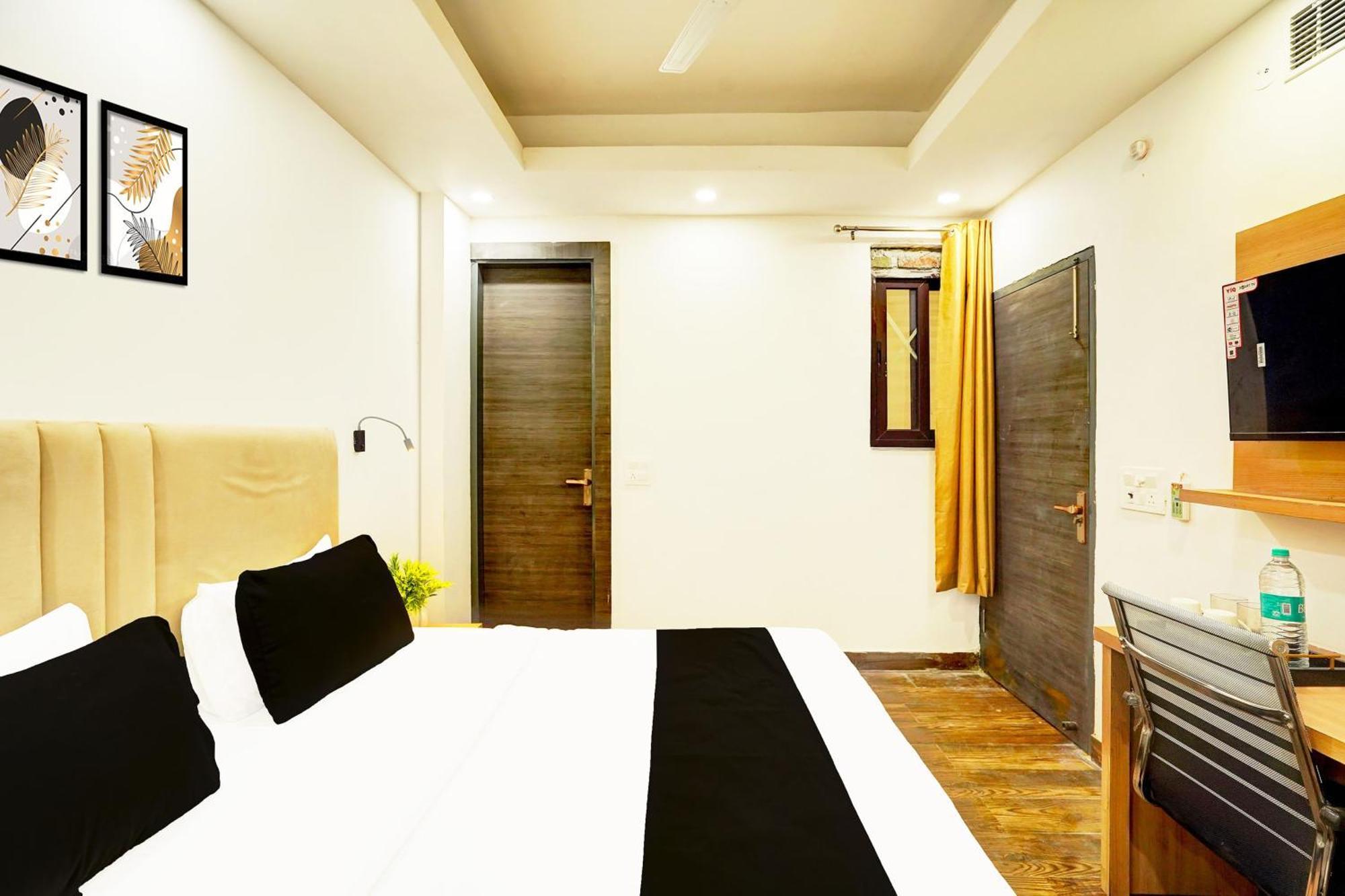 Super Townhouse Sector 104 Noida Hotell Exteriör bild