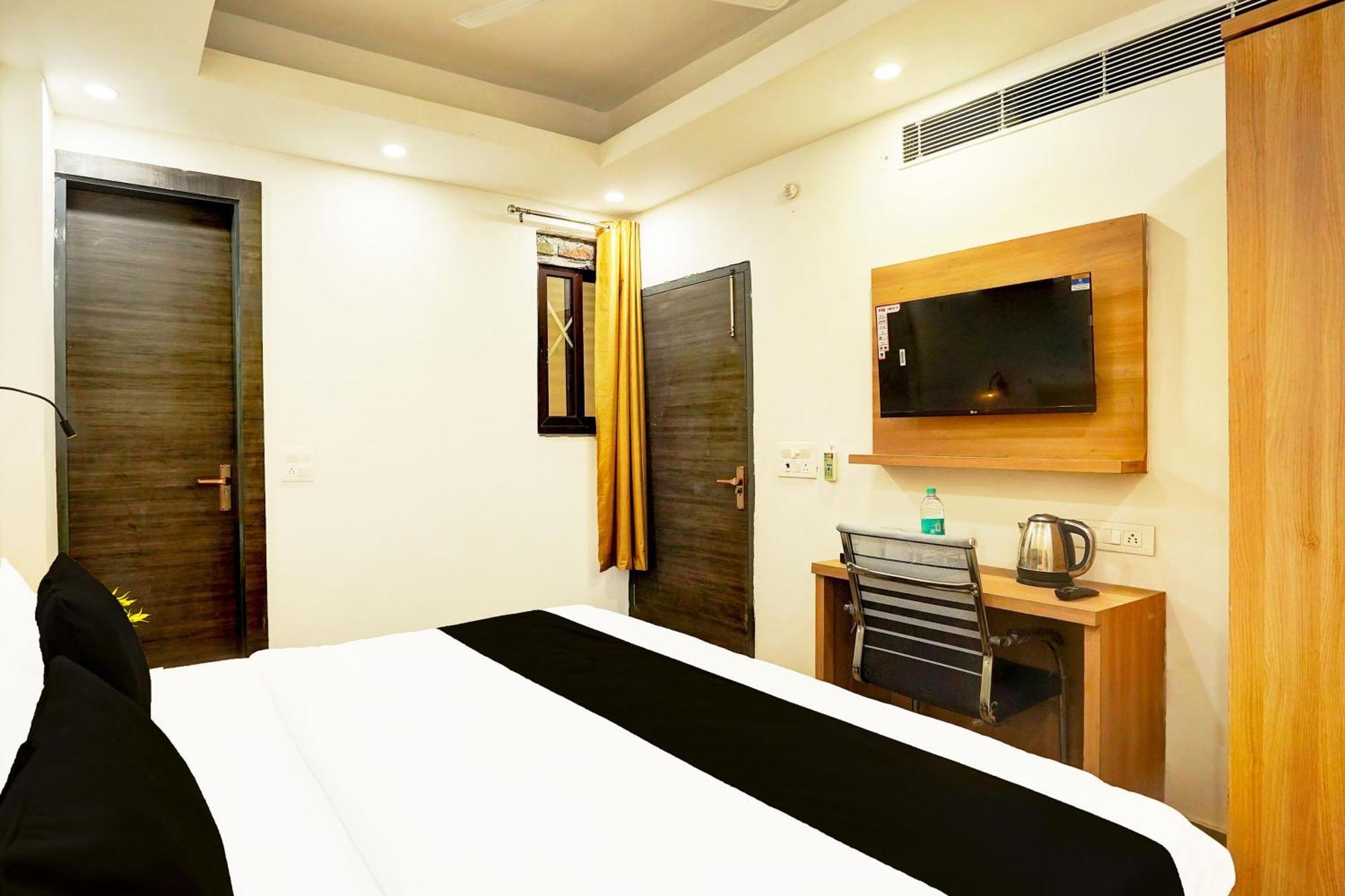 Super Townhouse Sector 104 Noida Hotell Exteriör bild