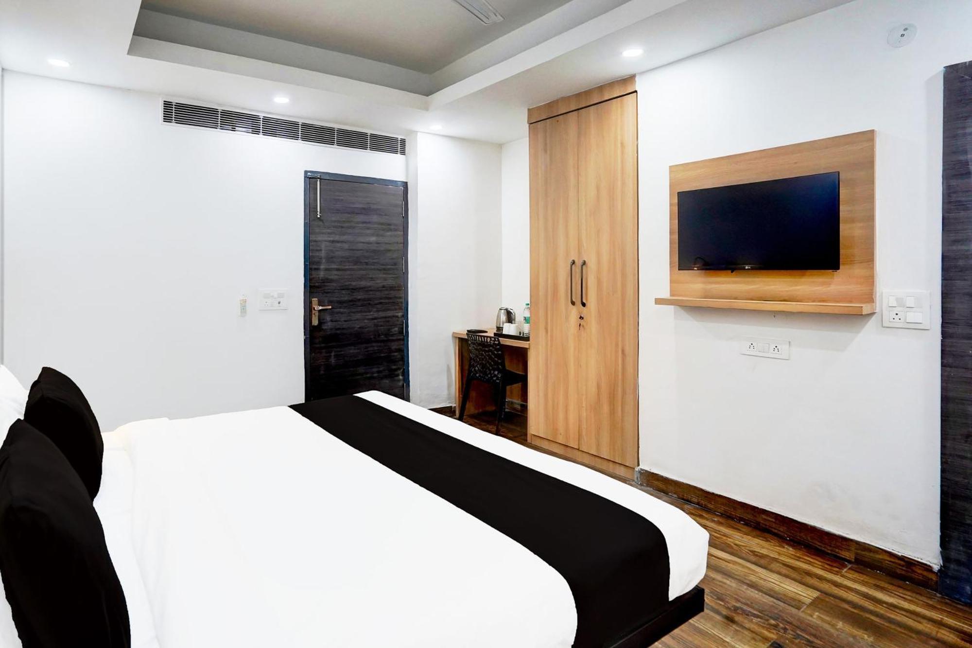 Super Townhouse Sector 104 Noida Hotell Exteriör bild