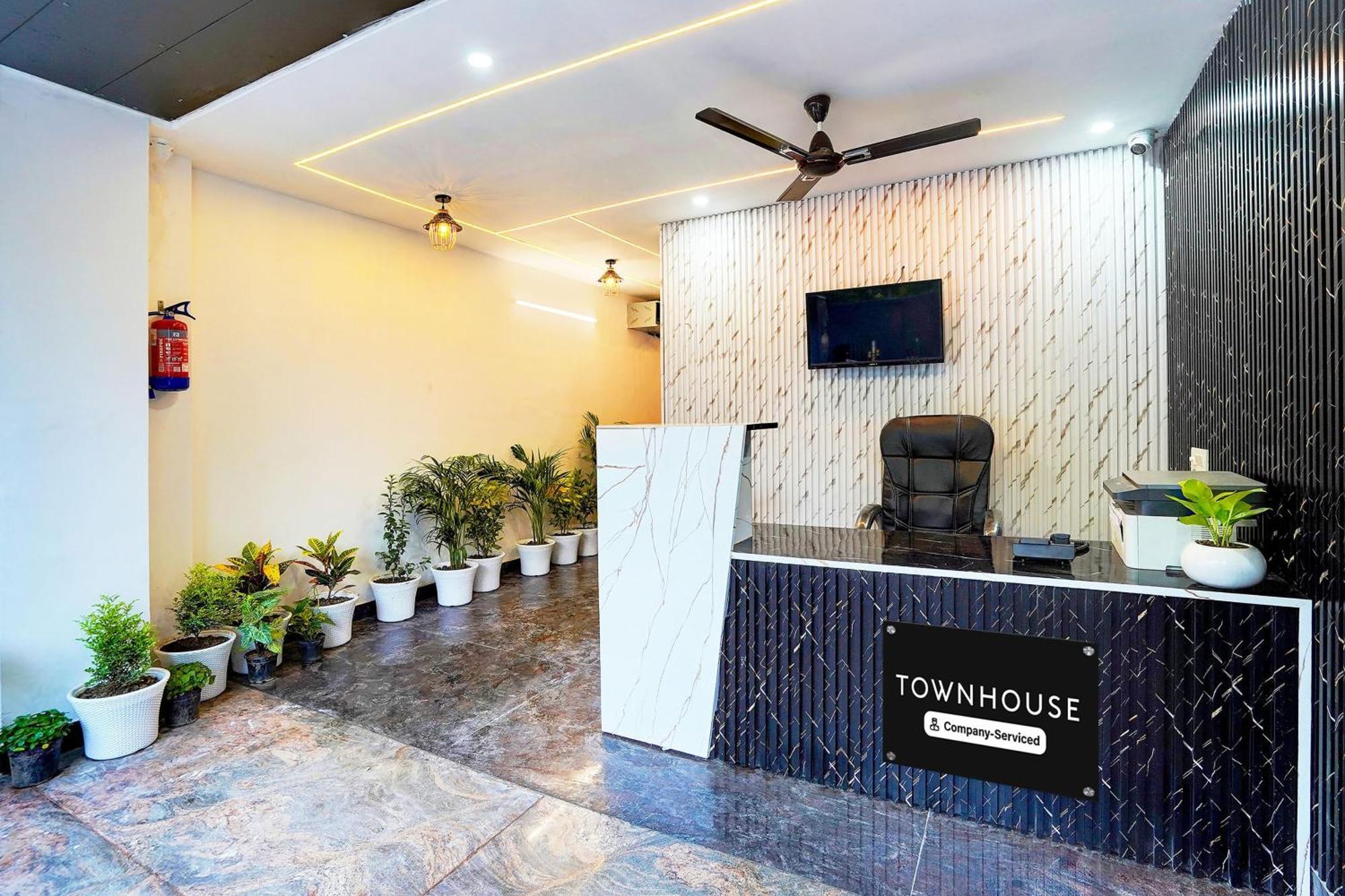 Super Townhouse Sector 104 Noida Hotell Exteriör bild