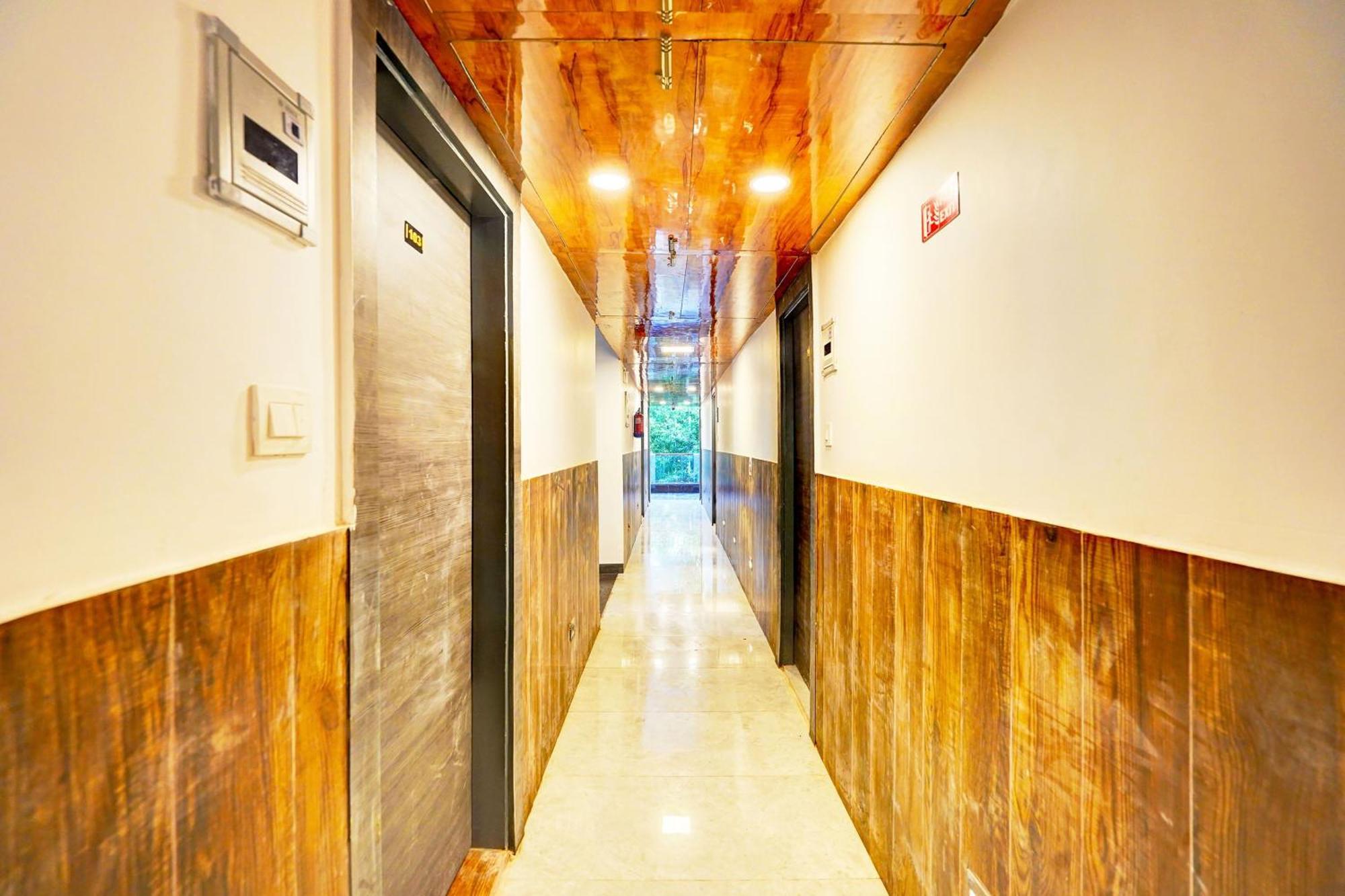 Super Townhouse Sector 104 Noida Hotell Exteriör bild