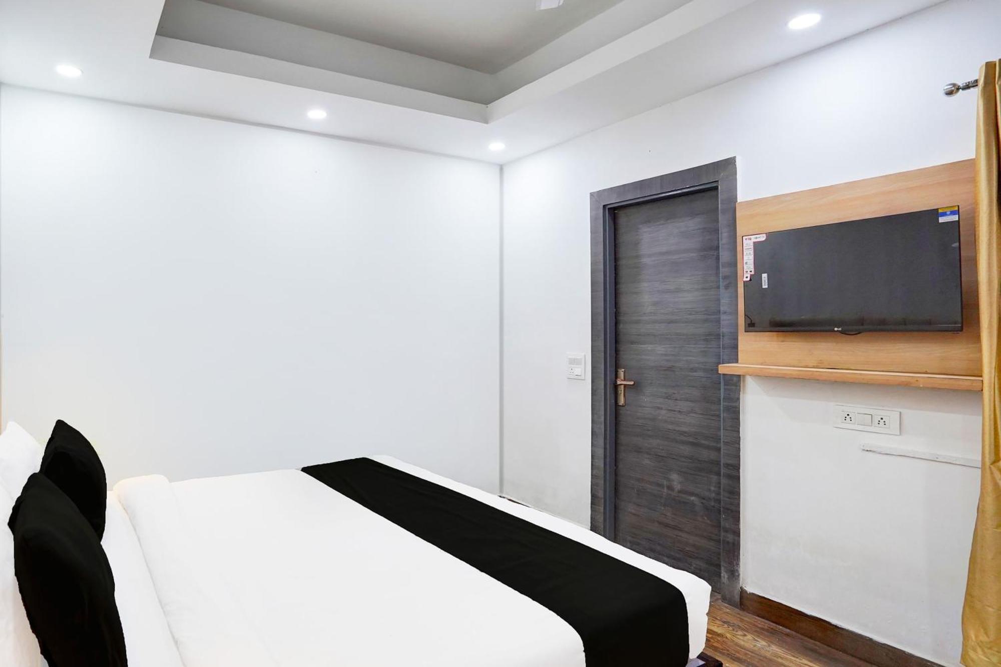 Super Townhouse Sector 104 Noida Hotell Exteriör bild