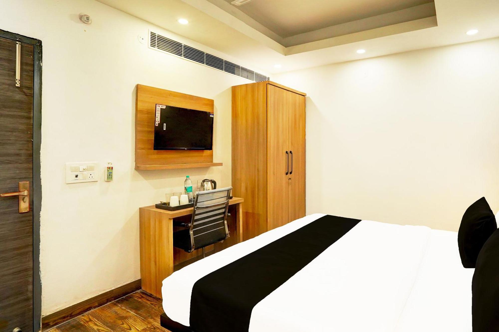 Super Townhouse Sector 104 Noida Hotell Exteriör bild