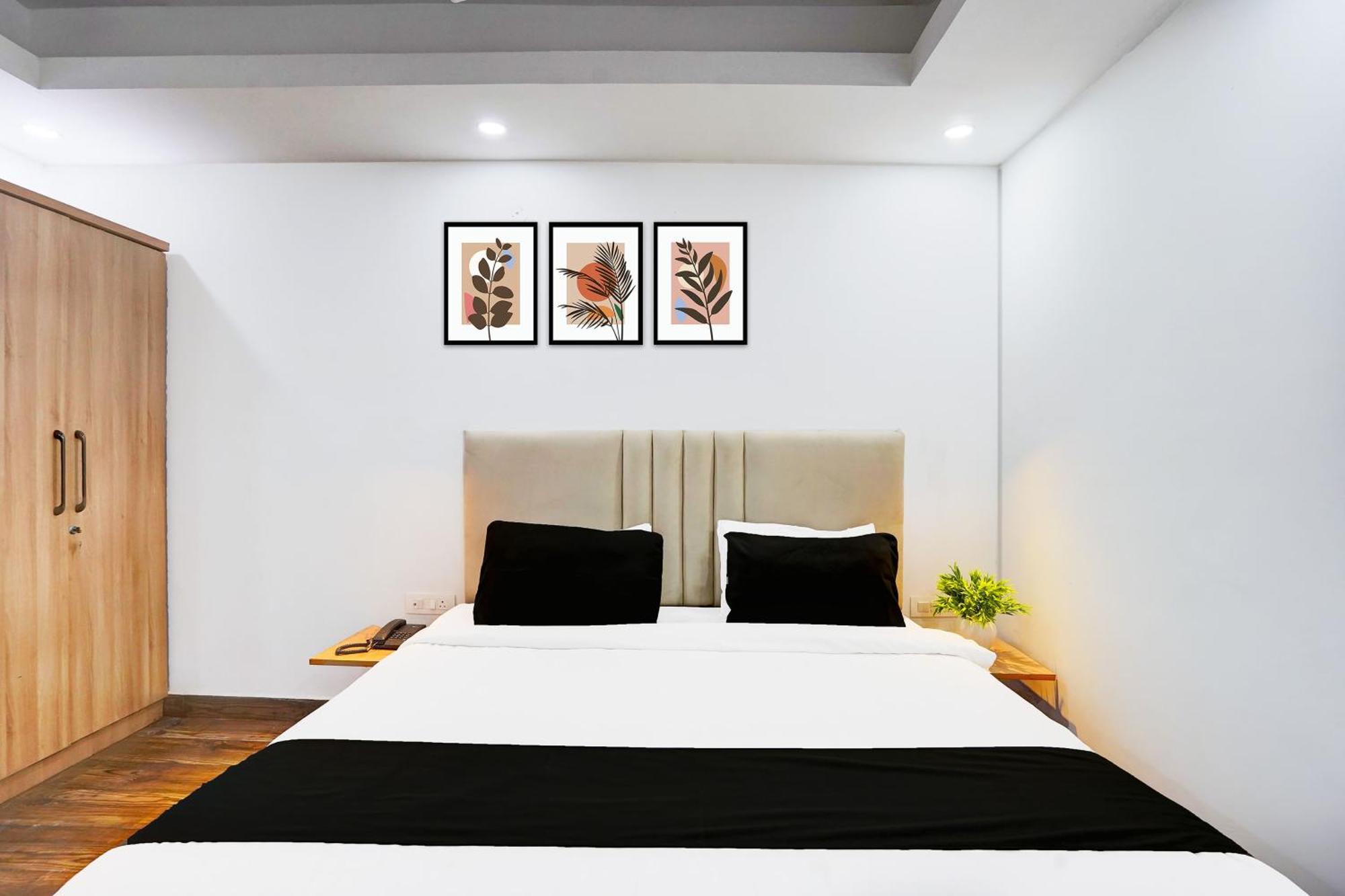 Super Townhouse Sector 104 Noida Hotell Exteriör bild