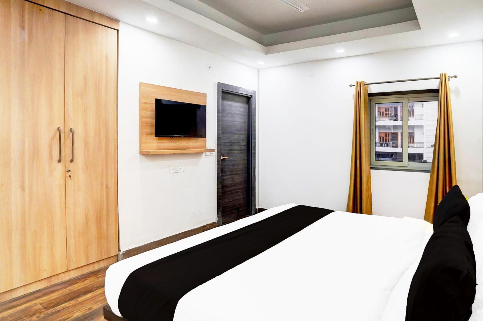 Super Townhouse Sector 104 Noida Hotell Exteriör bild